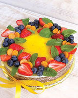 Праздничный торт «Лимонный с ягодами»