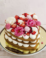 Праздничный торт «Медовое сердце с цветами и ягодами»