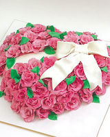 Праздничный торт «Сердце из розовых роз»