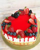 Праздничный торт «Сердце с ягодами»