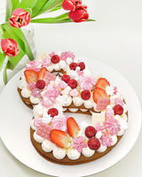 Праздничный торт «Восьмерка с ягодами»