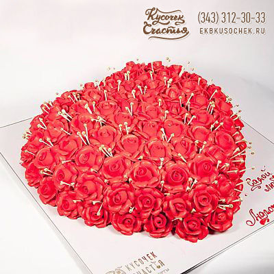 Праздничный торт «Сердце из алых роз»