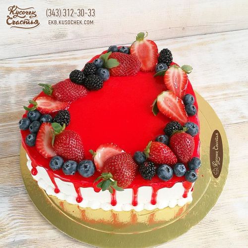 Праздничный торт «Сердце с ягодами»