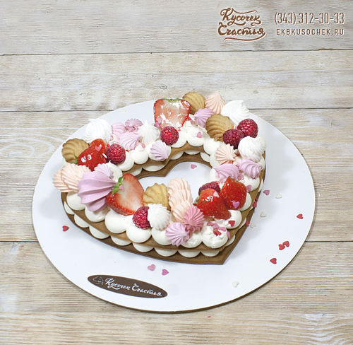 Праздничный торт «Сердечко медовое с ягодами»