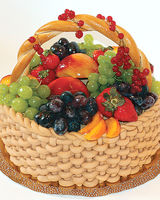 Праздничный торт «Корзина с ягодами и фруктами»