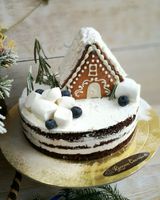 Праздничный торт «С пряничным домиком»