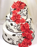 Свадебный торт «Красные розы и черные узоры»